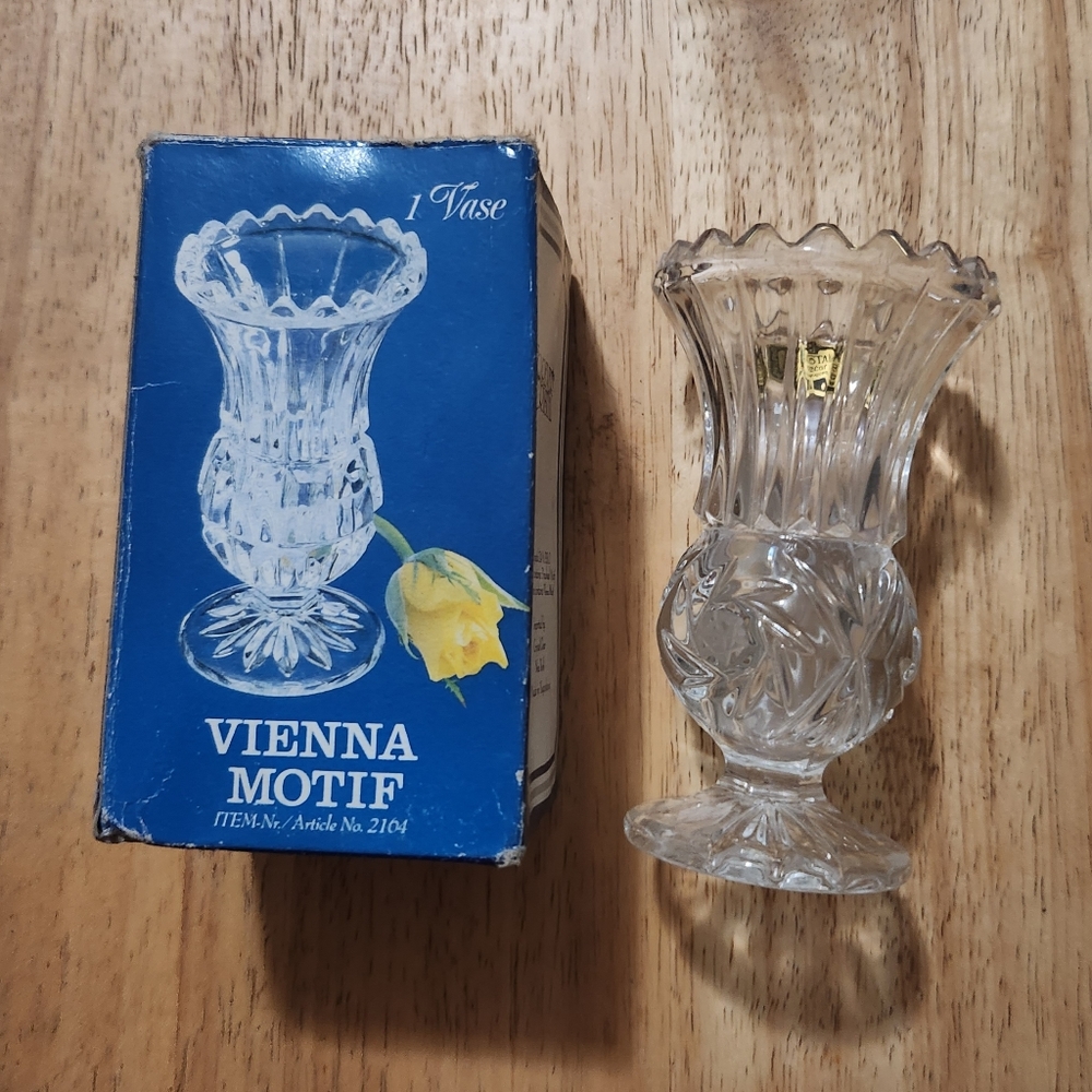 FOREVER CRYSTAL 24% Lead Crystal Vienna Motif Bud Vase 3 inches tall
